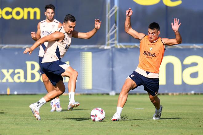 San Emeterio, con Escalante en un entrenamiento (Foto: Cádiz CF).