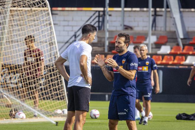 César Tárrega conversa con Rubén Baraja (Foto: Valencia CF9.