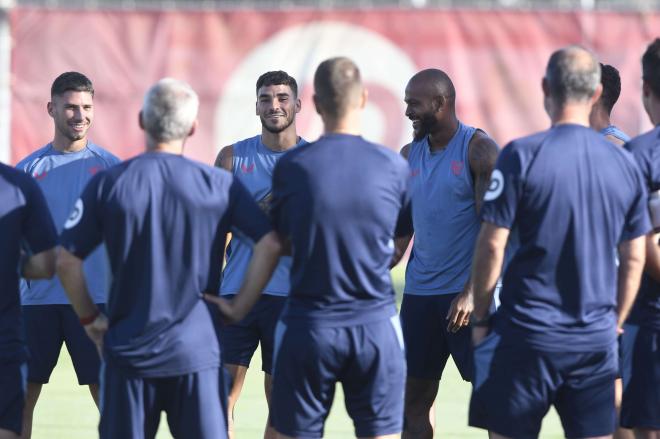 Las risas entre Isaac Romero, Marcao, Carmona y el cuerpo técnico (Foto: Kiko Hurtado).