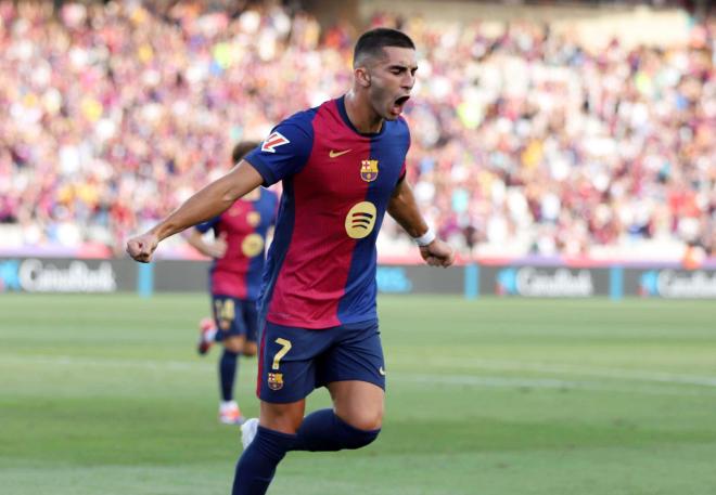 Ferran Torres celebra un gol en el Barcelona-Valladolid (Foto: Cordon Press).