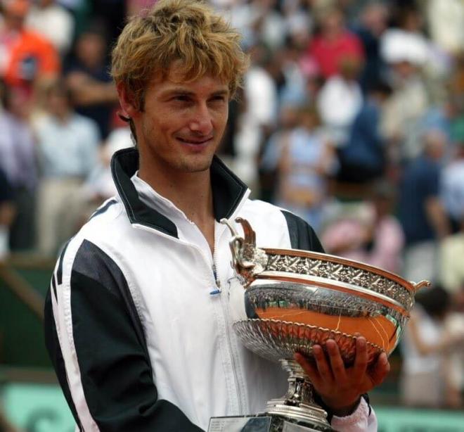 Juan Carlos Ferrero con el trofeo de Roland Garros 2003 (Foto: redes sociales)