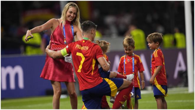 Alvaro Morata y Alice Campello celebrando la victoria de España. (Fuente: Cordon Press)