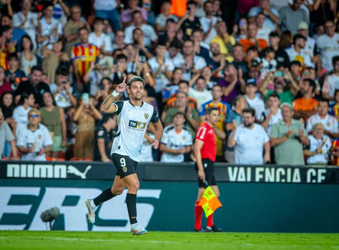 Hugo Duro celebra un gol (Foto: Valencia CF).