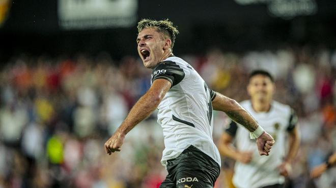 Hugo Duro celebra un gol (Foto: Valencia CF).