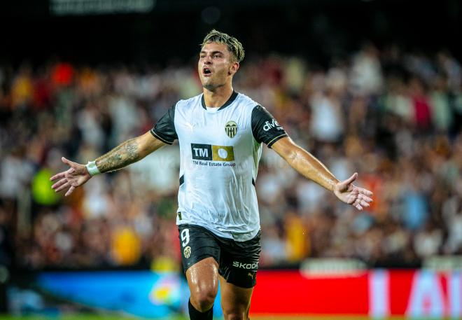 Hugo Duro celebra un gol (Foto: Valencia CF).