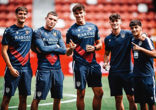 Borja Cortina, Álex Primo, Carlos Espí, Xavi Grande y Víctor Fernández Jr., con el primer equipo (Foto: LUD).