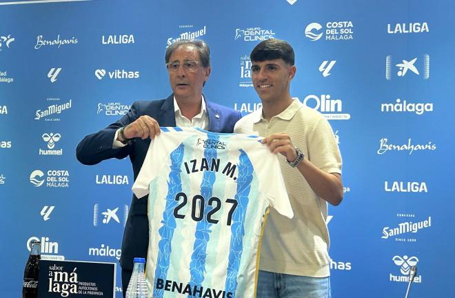 Izan Merino, junto a Loren Juarros tras firmar el nuevo contrato. (Foto: A.F.L)