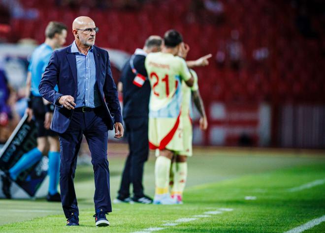 Luis de la Fuente, en la banda durante el Serbia-España (Foto: SeFutbol).