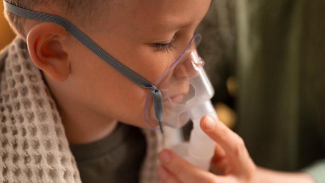 Niño utilizando un nebulizador (Fuente: Freepik)