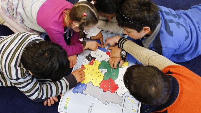 Alumnos del colegio de la ONCE en Madrid estudiando el mapa de España (Fuente: ONCE / E.P.)