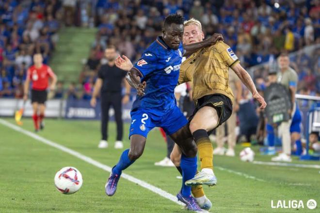 Orri Oskarsson en un lance del partido de la Real Sociedad en Getafe en el que debutó como txuri urdin (Foto: LaLiga).