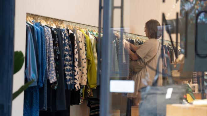 Una clienta en una tienda de ropa en Barcelona (Fuente: E.P.)