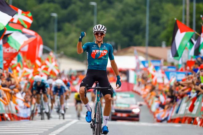 Urko Berrade celebra su triunfo en Maeztu (Foto: La Vuelta).