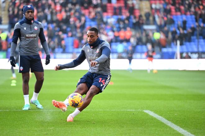 Victor Adeboyejo, en un calentamiento con el Bolton Wanderers (Foto: Cordon Press).