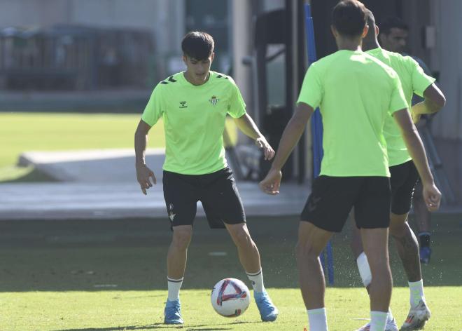 Dani Pérez, entrenando con el primer equipo (Foto: Kiko Hurtado)