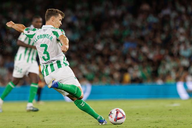 Diego Llorente golpea el balón (foto: Cordón Press).