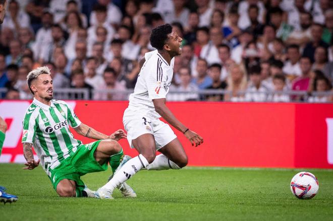 Rodrygo recibiendo una falta en el Real Madrid-Betis (Foto: Cordon Press).