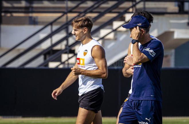 Dani Gómez, en un entrenamiento con protección en la nariz (Foto: Valencia CF).