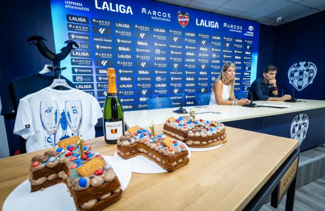 Un 115 en forma de tarta adornó la rueda de prensa de los actos de celebración del aniversario (Foto: LUD).