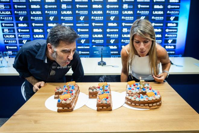 Emilio Nadal y Maribel Vilaplana soplan las velas del 115 aniversario (Foto: LUD).