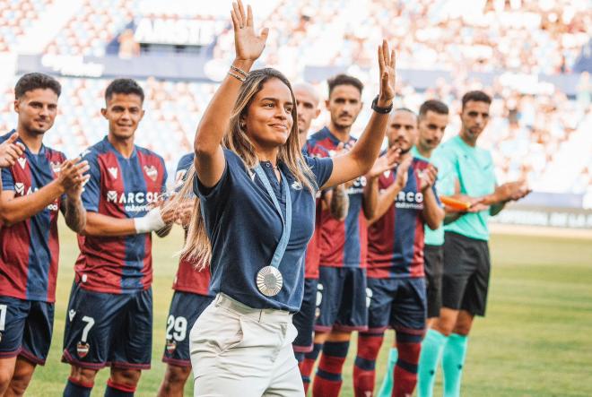 Gabi Nunes, durante el reconocimiento que recibió antes del inicio del Levante-Cádiz (Foto: LUD).