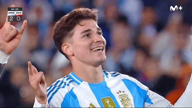 Julián Álvarez celebra su gol en el Argentina-Chile.