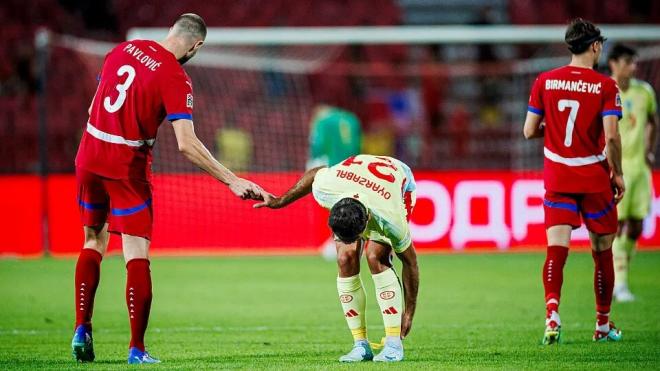 Mikel Oyarzabal se duele de su lesión en el Serbia-España (Foto: SeFutbol).