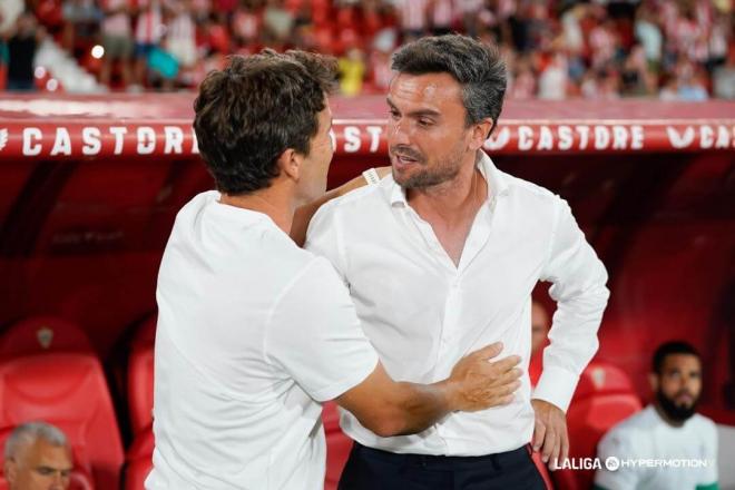 Rubén Albés saluda a Rubi antes del Almería - Sporting (Foto: LALIGA).