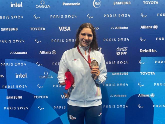 Anastasiya Dmytriv posa con su medalla de bronce.