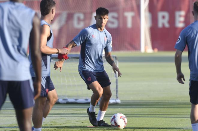 Nutrida presencia de canteranos en el entrenamiento del Sevilla (Foto: Kiko Hurtado).