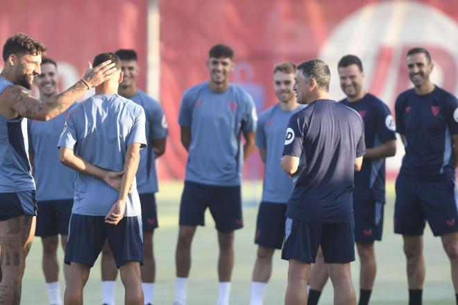 Gudelj bromea con Jesús Navas durante la charla previa al entrenamiento.