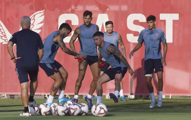 Carmona presiona a Isaac Romero durante el rondo de entrenamiento (Foto: Kiko Hurtado).