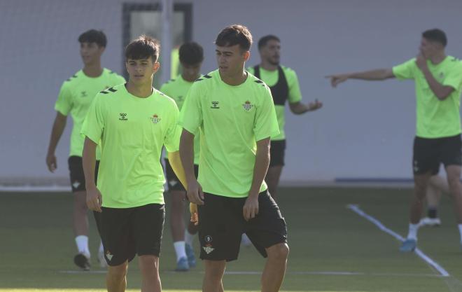 Dani Pérez y Adrián Martín con el primer equipo (Foto: Kiko Hurtado)