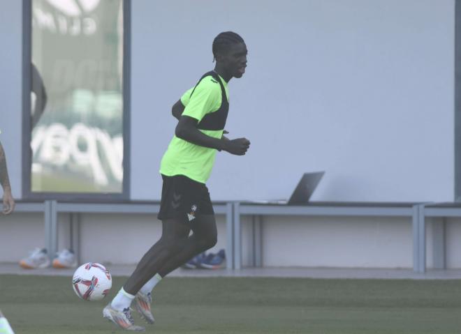 Assane Diao, entrenando con el Betis (Foto: Kiko Hurtado)