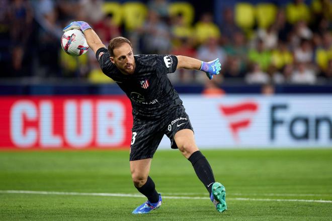 Oblak lanza el balón en un partido del Atlético de Madrid (FOTO: Cordón Press).