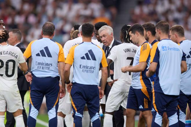 Carlo Ancelotti dando instrucciones en el Real Madrid (Foto: Cordon Press).