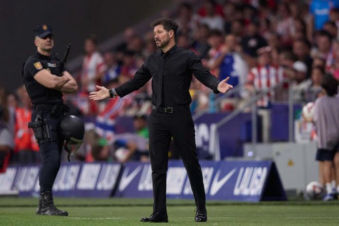 Simeone protestando una acción en un partido del Atlético (Foto: Cordon Press).