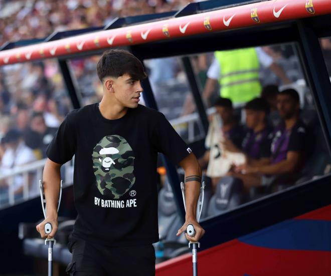 Marc Bernal, en muletas, en un partido del Barça (FOTO: Cordón Press).