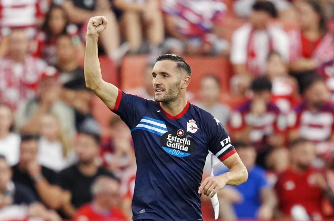 Lucas Pérez celebra su gol en el Granada - Dépor (Foto: LALIGA).