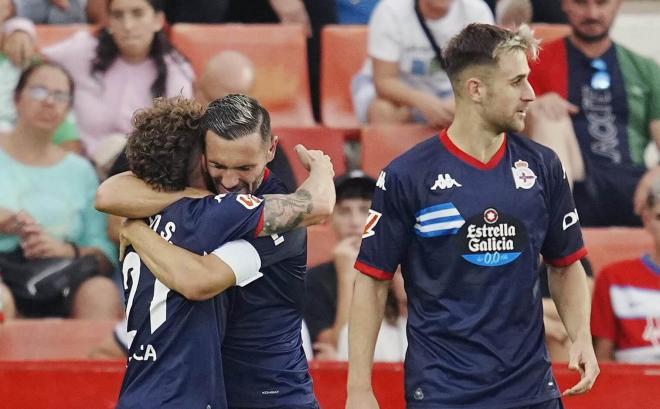 Lucas Pérez abraza emocionado a Mario Sorianao para celebrar en el Granada - Dépor disputado en Los Cármenes (Foto: LALIGA).