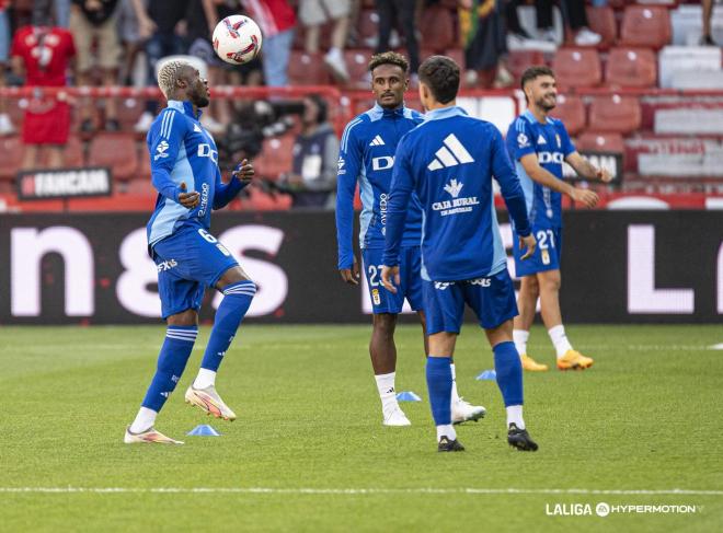 Haissem Hassan calienta antes del Sporting - Oviedo (Foto: LALIGA).