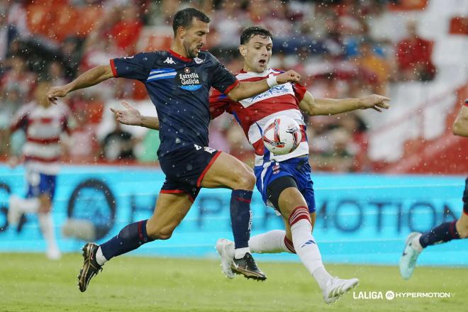 Pablo Martínez defiende en el Granada - Dépor (Foto: LALIGA).
