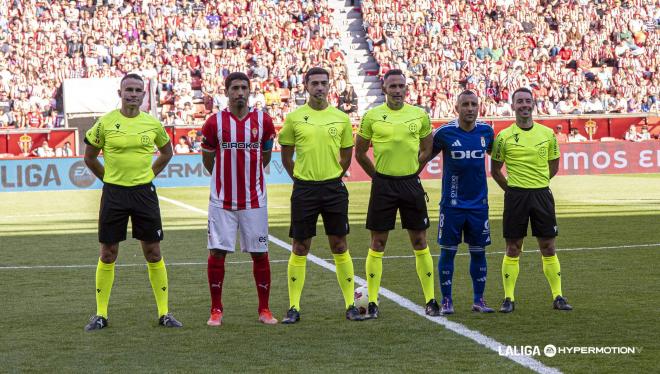 Cote Roces y Santi Cazorla, capitanes en el derbi Sporting - Oviedo (Foto: LALIGA).