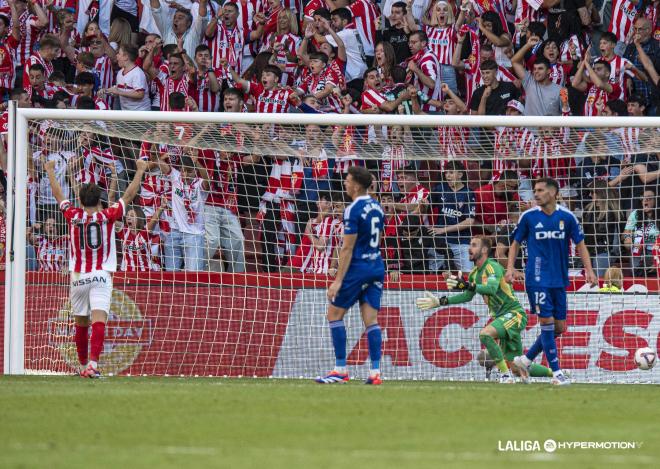 Aarón Escandell y Alberto del Moral, ante la alegría del Sporting en el derbi (Foto: LALIGA).