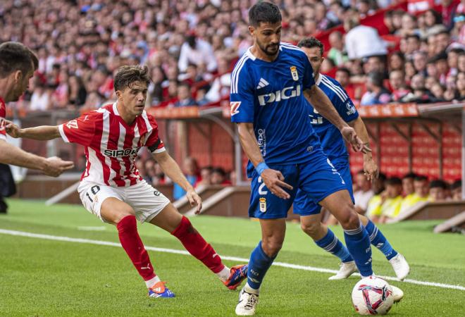 Carlos Pomares, presionado por Nacho Méndez en el derbi Sporting - Oviedo (Foto: LALIGA).