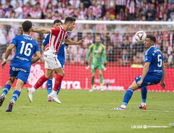 Gaspar Campos remata ante Alberto del Moral en el derbi Sporting - Oviedo (Foto: LALIGA).