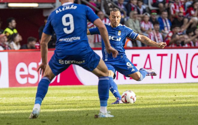 Santi Cazorla, en el derbi Sporting - Oviedo (Foto: LALIGA).