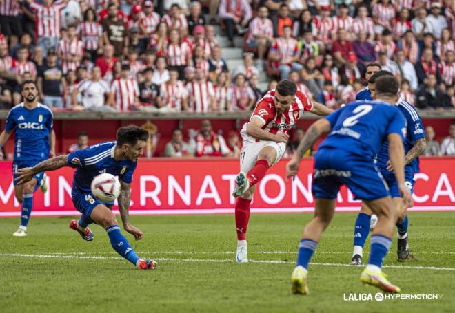 Gol de Víctor Campuzano en el derbi Sporting - Oviedo (Foto: LALIGA).