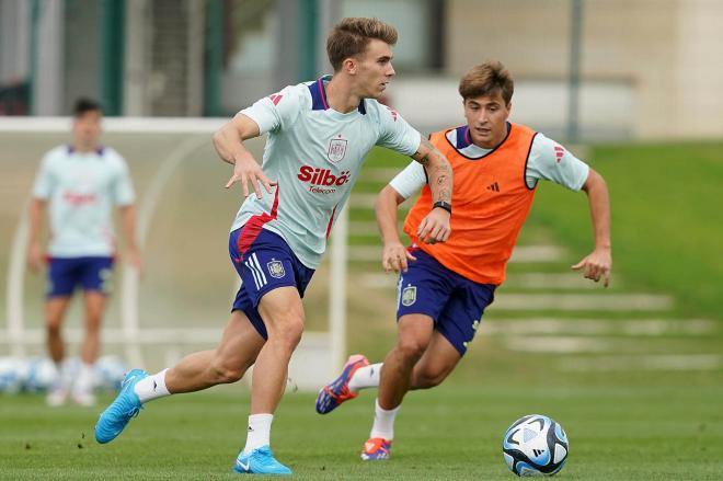 Pablo Barrios, en un entrenamiento con la sub-21 (Foto: EFE).