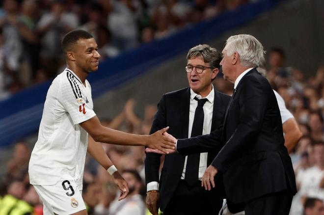 Carlo Ancelotti saluda a Kylian Mbappé después de un partido del Real Madrid (Foto: Cordon Press)